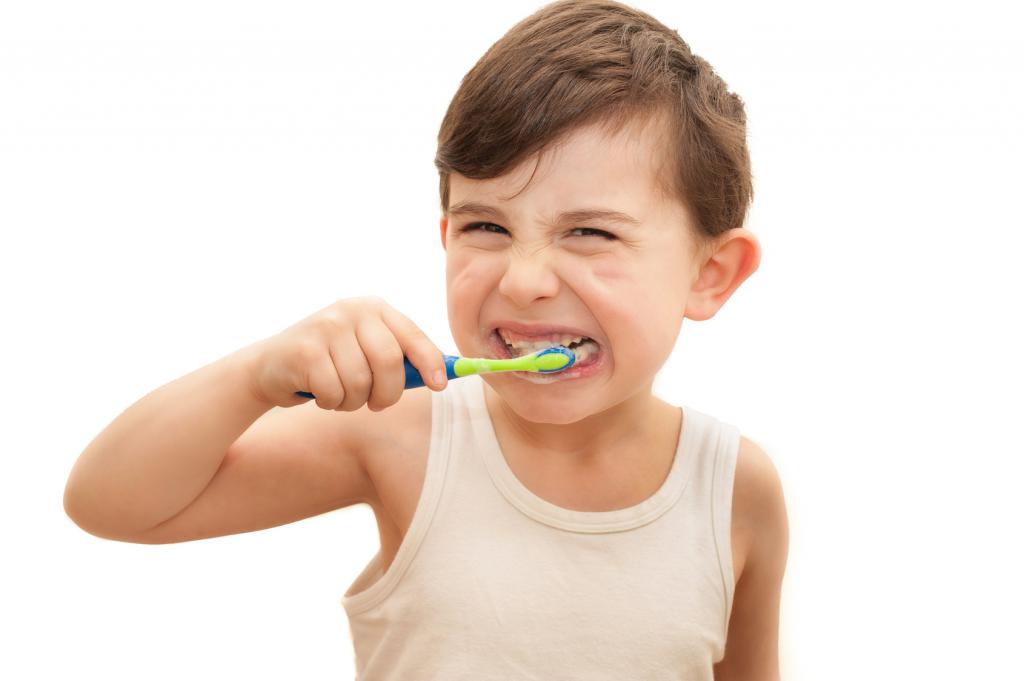 мальчик чистит зубы