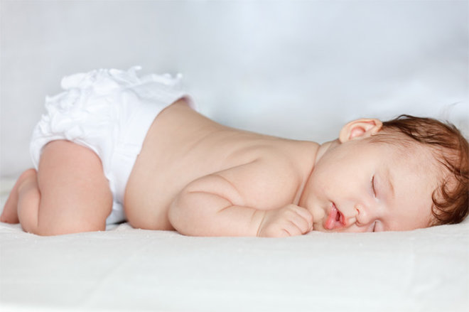 Новорожденный спит на животе