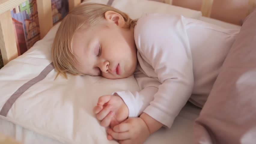 Ребенок в 2 года отказался спать днем thumbnail