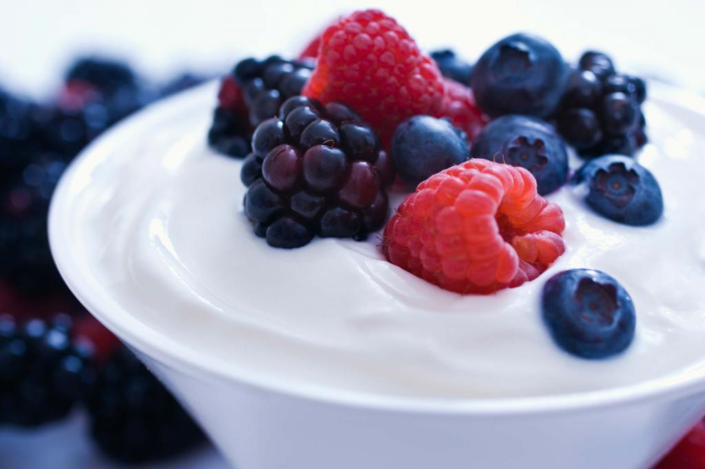 Полезный йогурт с ягодами
