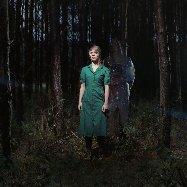 Женщина и призрак в лесу