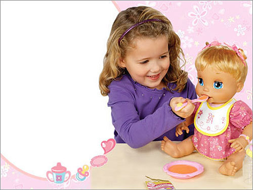 Девочка кормит куклу