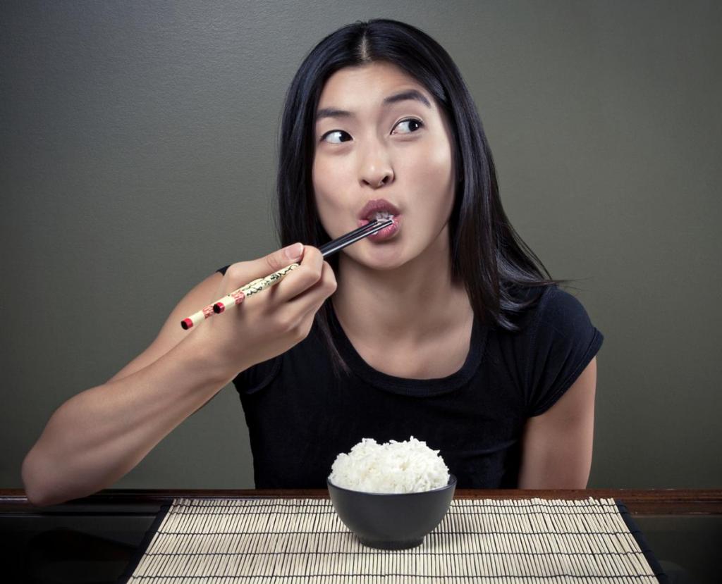 девушка ест рис