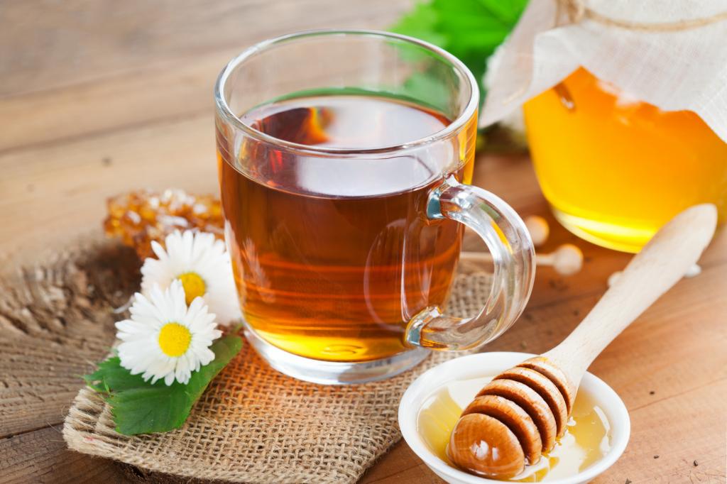 При болях в горле рекомендуется рассасывать леденцы с антисептиком, полоскать соленой водой, пить чай с медом.