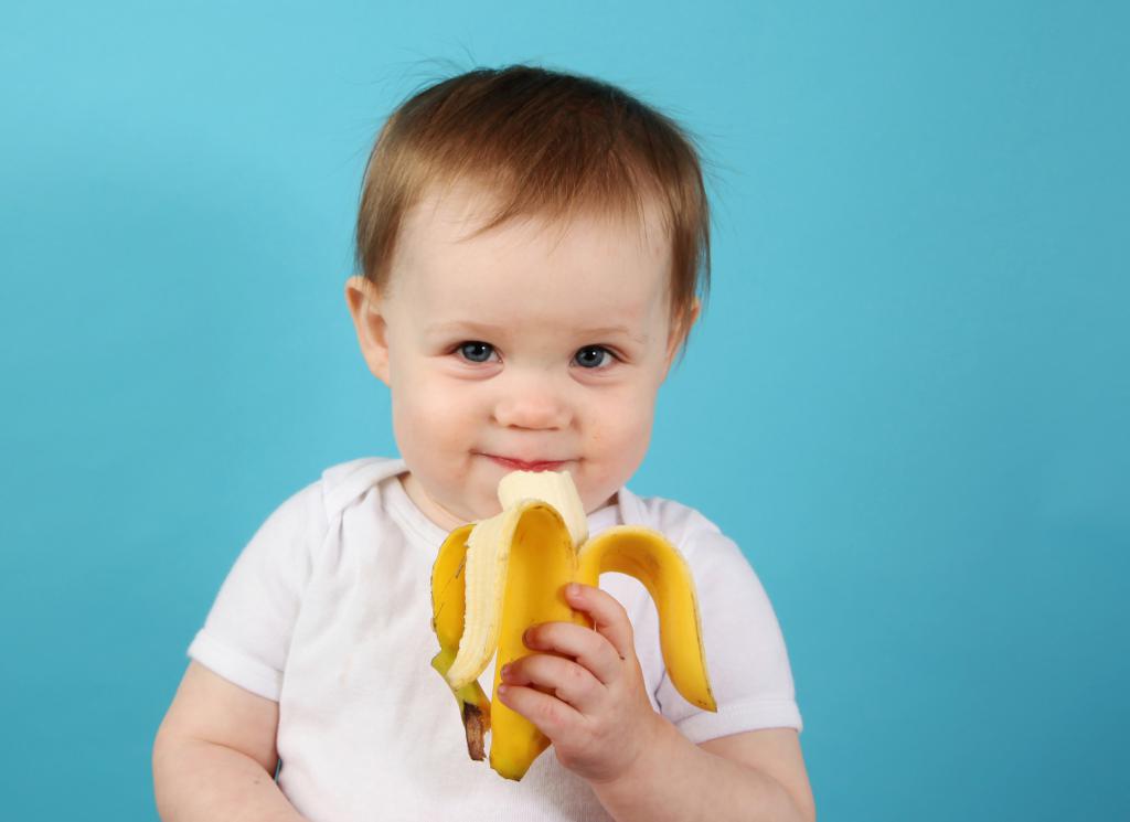 Детям давать банан осторожно