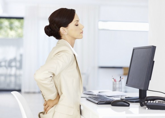 У женщины за компьютером болит спина
