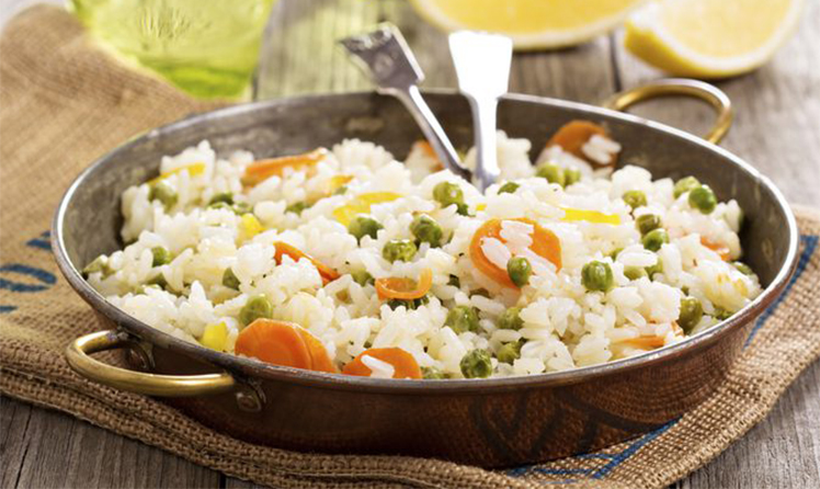 Отварной рис с овощами
