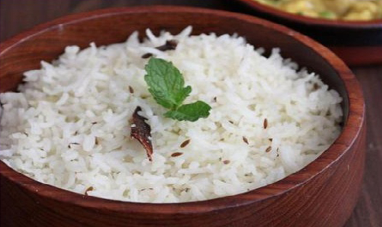 Отварной рис в кастрюльке