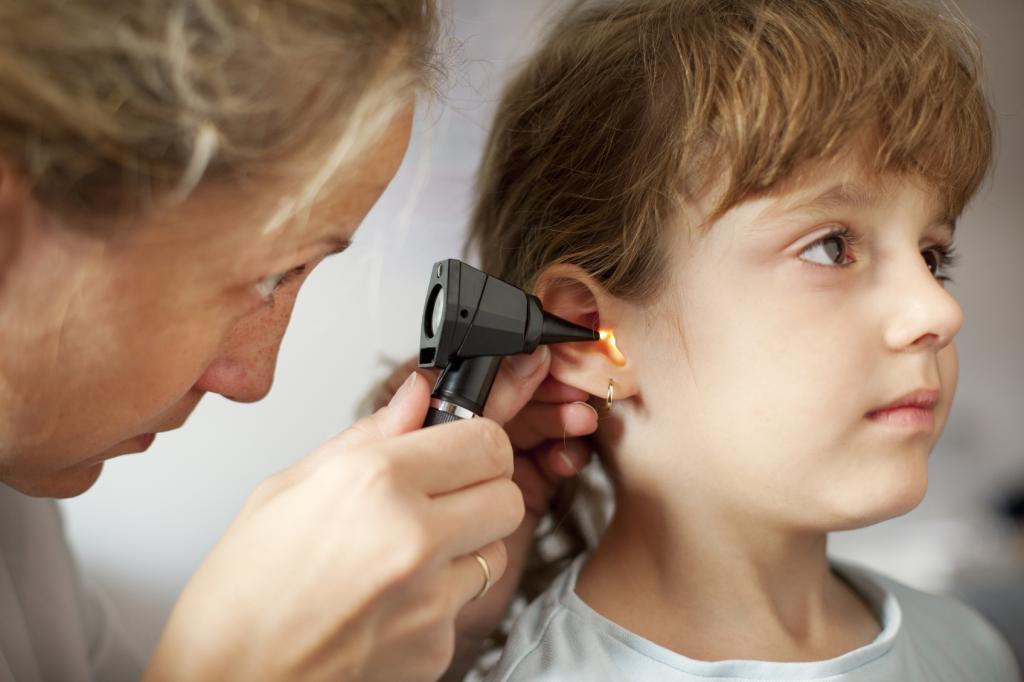 Как проверить болит ли ухо у ребенка 8 месяцев thumbnail
