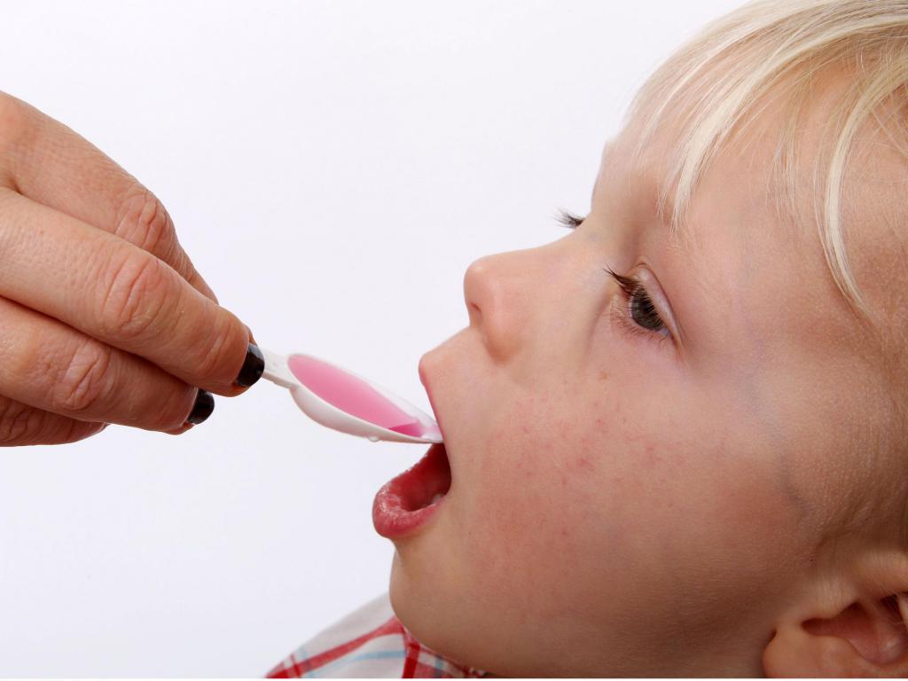 как проверить болит ли ухо у ребенка 3 thumbnail