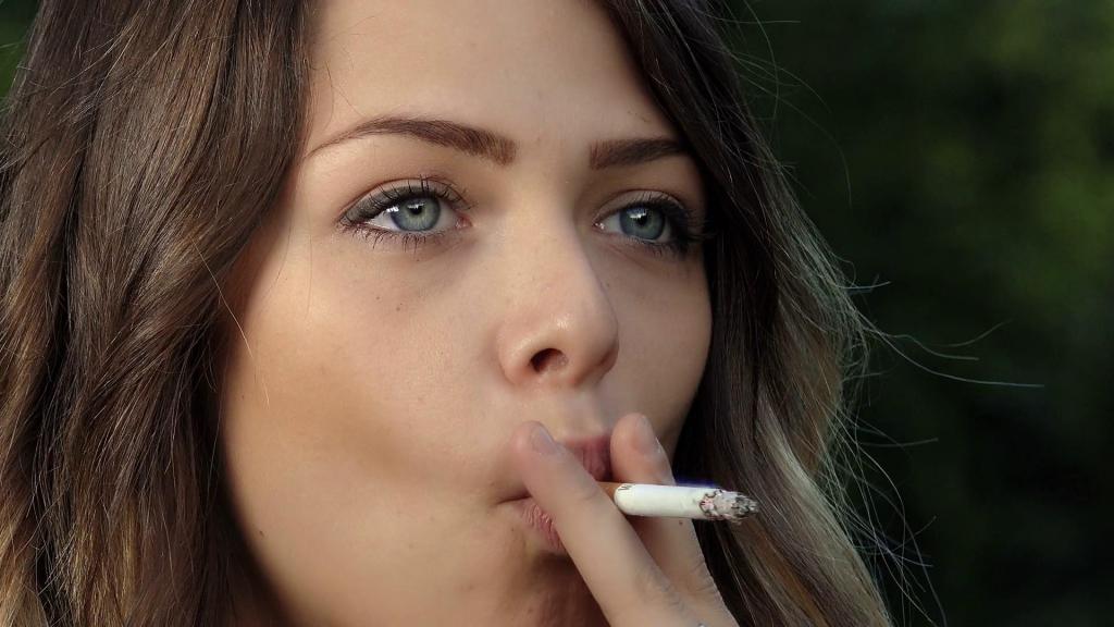 женщина курит