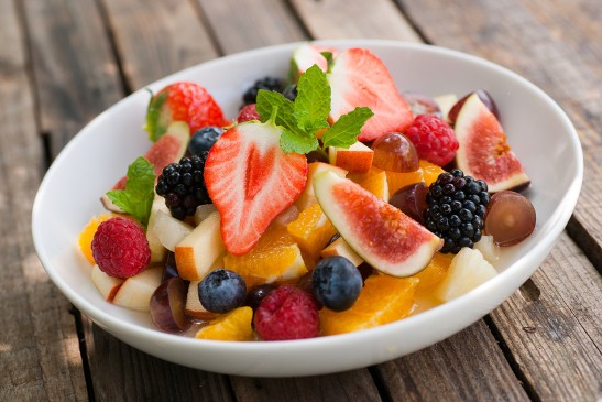 Тарелка с ягодами и фруктами