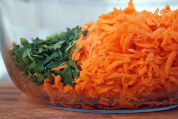 Салат с зеленью и морковью
