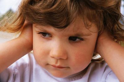 Как узнать болит ухо у ребенка thumbnail