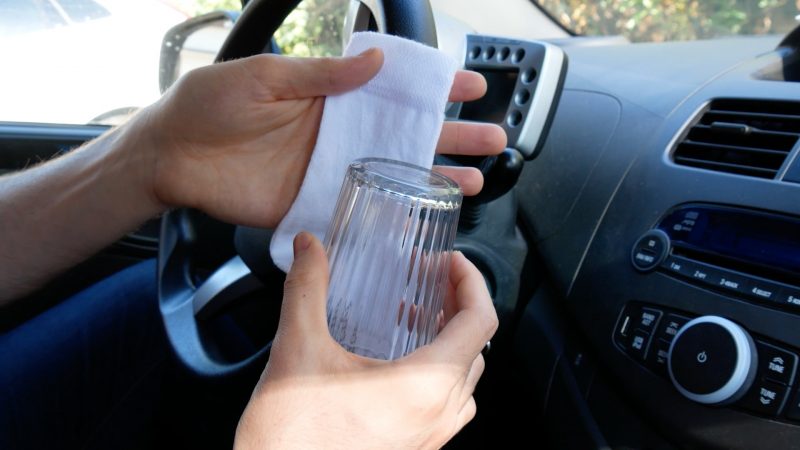 7 лайфхаков для автомобиля: ароматизатор из прищепки, стакан и носок для удаления пыли
