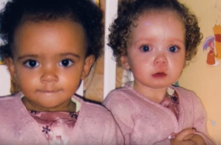 Близнецы разных рас. Могут ли родиться двойняшки с разным цветом волос. Раса со своей сестрой близнецом фото. Могут ли быть Близнецы от разных родителей.
