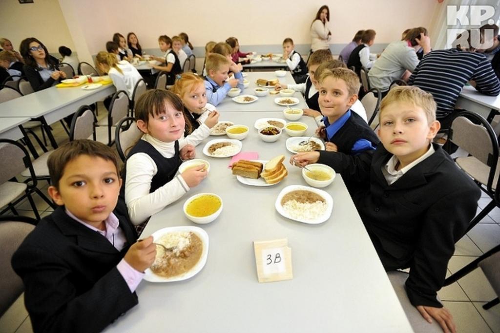 8 школа питание. Столовая в школе. Ученики в столовой. Дети в столовой. Столовая в школе с детьми.