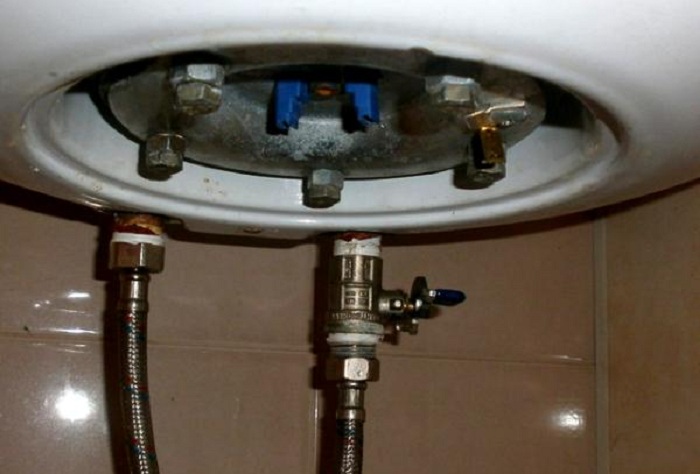 Чистка бойлера. ПВХ под кабель нужен для водонагревателя. Какие комплектующие нужны для водонагревателя. Как почистить бойлер как снять крышку.