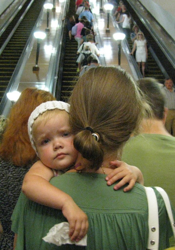Метрополитен дети. Метро для детей. Мама с ребенком в метро. Дети в метро Москва. Поезда для детей.