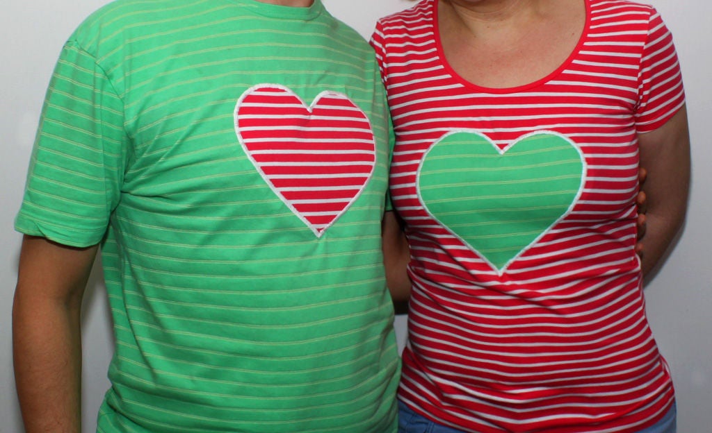 Как сделать парный фло. Парные футболки с сердцами половинки. Парная футболка сердце. Как сделать парные футболки своими руками. Как сделать футболку с поцелуями своими руками.
