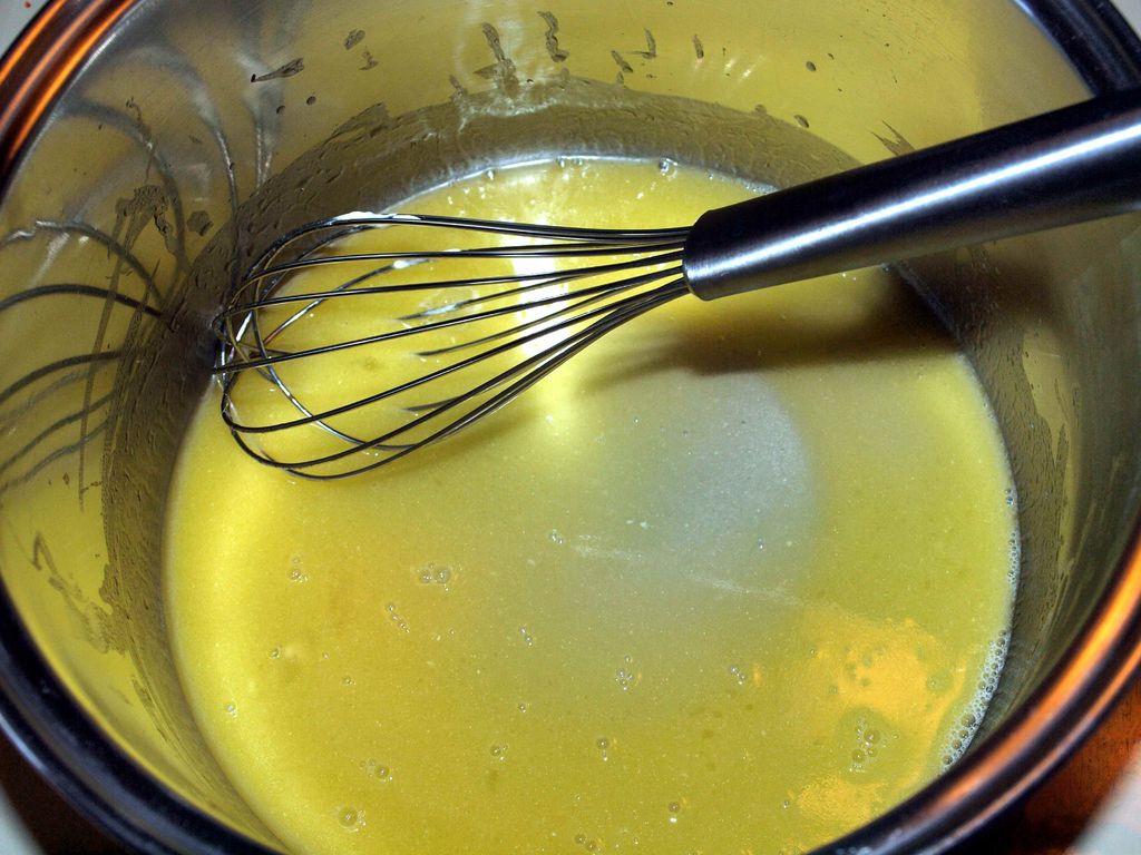 Масло сливочное сварить. Соус для вареных яиц. Соус из вареных желтков. Соус с сливочным маслом вареным яйцом. Бельгийский соус.