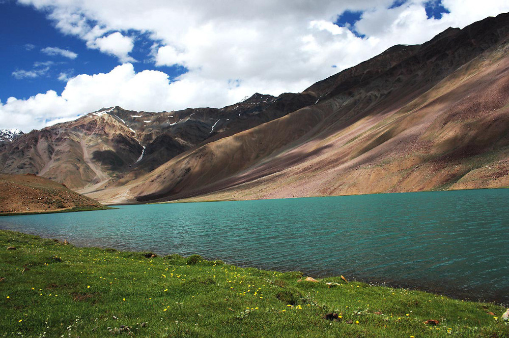Гималаи озера. Озеро в Гималаях. Гималаи водоемы. Долина Спити Индия. Озеро Самджиен.