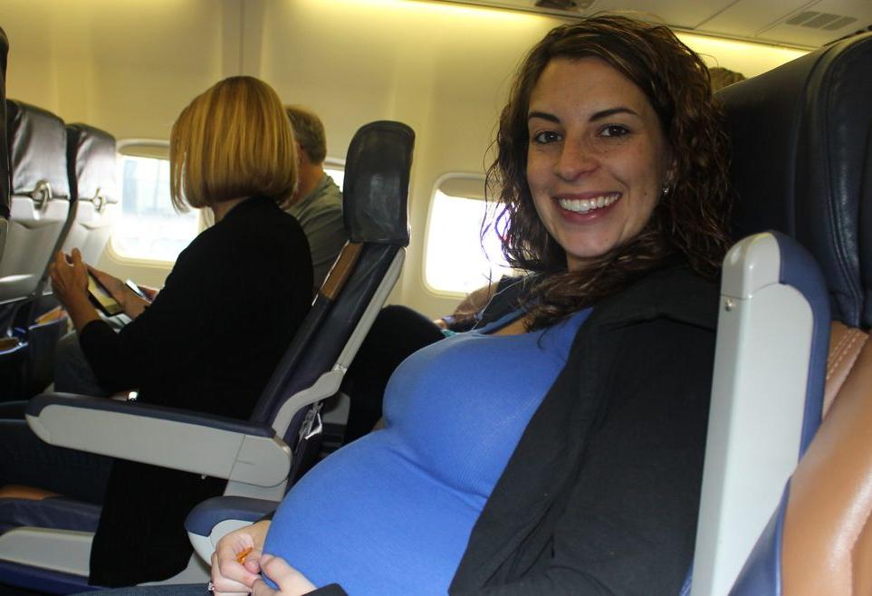 Беременность можно летать на самолете. Беременные женщины в самолете. Перелет и беременность. Беременные в путешествии.