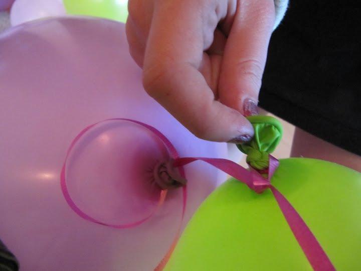 Формирование шаров. Шары для сбора композиций. Как соединить шары. Скидываю мешочек из воздушного шара. Как вязать воздушные шары с цветами искусственными.