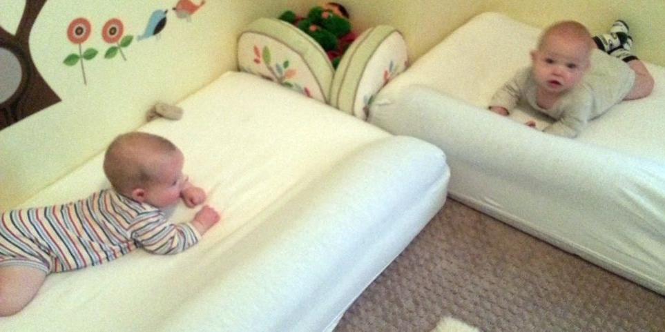 Ребенок упал с кровати в 8 месяцев. Падение 10 месячного ребенка с кровати фото.
