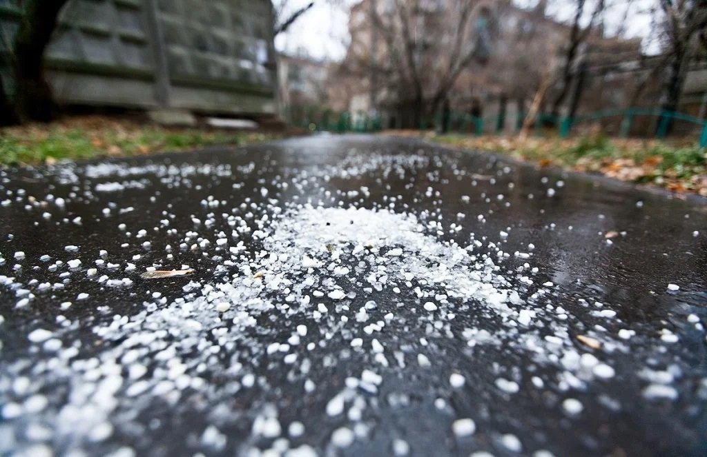 Почему лед тает под солью, несмотря на минусовую температуру зимой