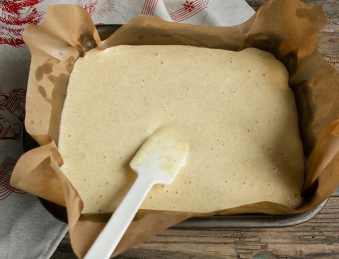Пергамент смазать растительным маслом. Вылить тесто в форму. Как приготовить бисквит в пергаменте. Надо ли пергамент смазывать маслом перед выпечкой.