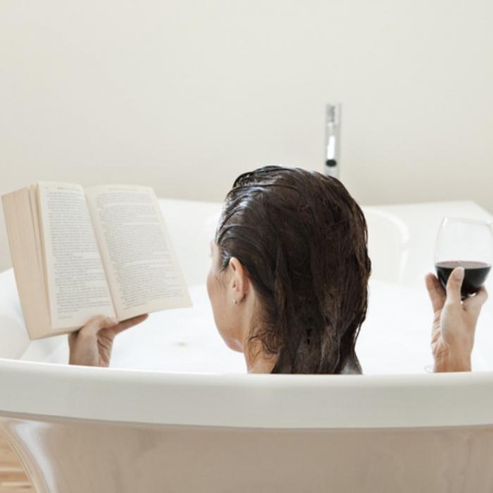 Как часто можно принимать ванну. Ванна вино книга. Woman with Wine in the Bath. Reading in the Bathroom. Reading Bath.