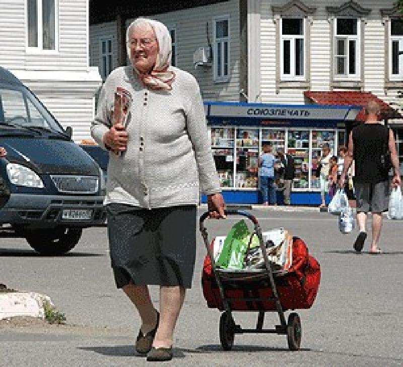 Толстую бабушку мальчик. Бабулька с сумкой тележкой. Бабушка с сумкой на колесиках. Бабка с тележкой. Сумка для бабушки.