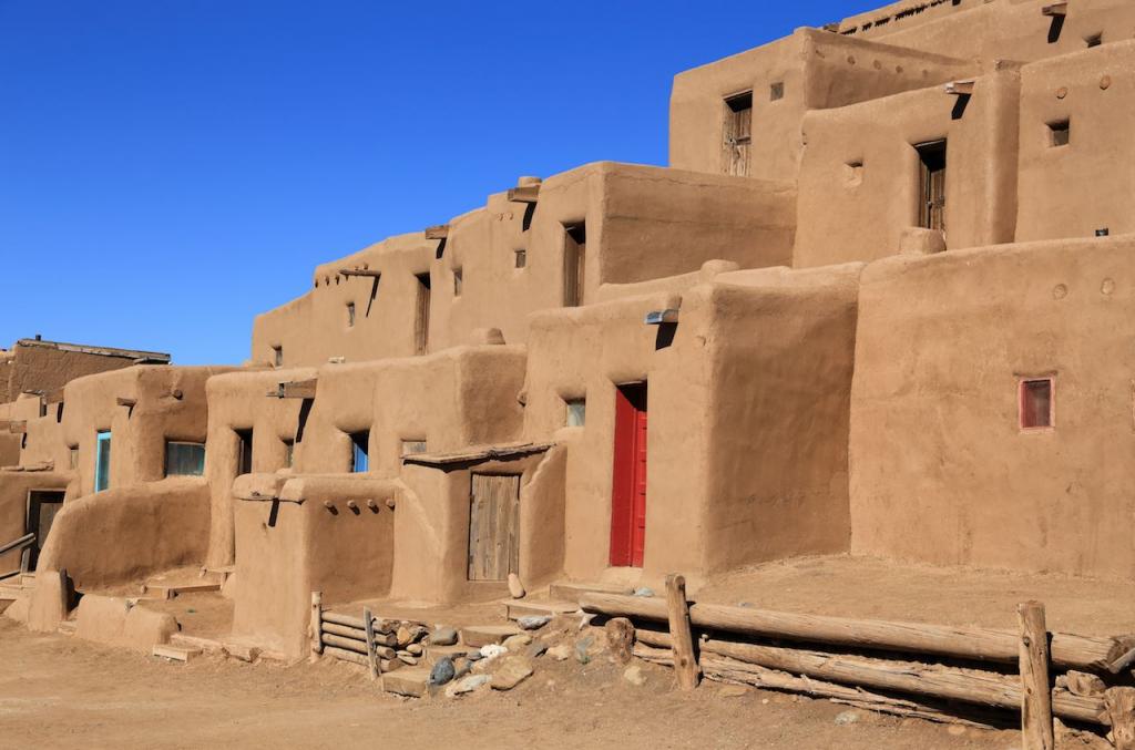 Поселение Таос-Пуэбло в Нью-Мексико, США, вероятно, имеет одни из лучших пр...