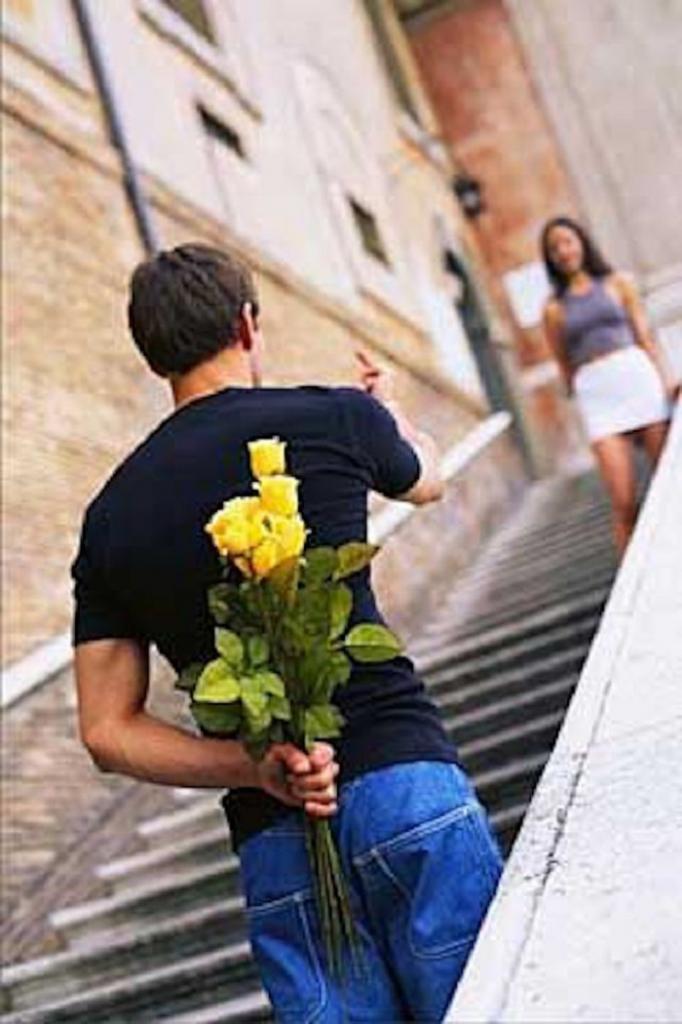 Почему желтый к разлуке. Дарит цветы. Мужчина дарит цветы. Букет цветов для мужчины. Парень с букетом цветов.
