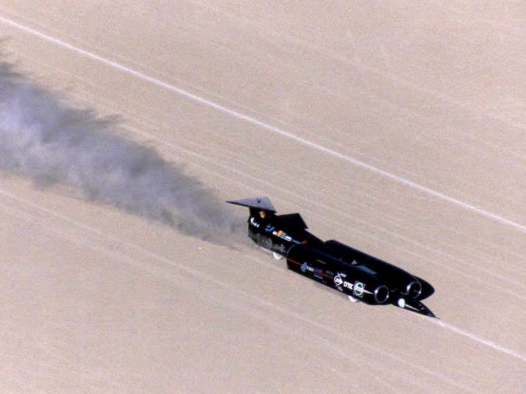 Автомобиль скорость звука. Thrust SSC 1997. Thrust SSC (1228 км/ч ).. Энди Грин на Thrust SSC. Автомобиль с реактивным двигателем.