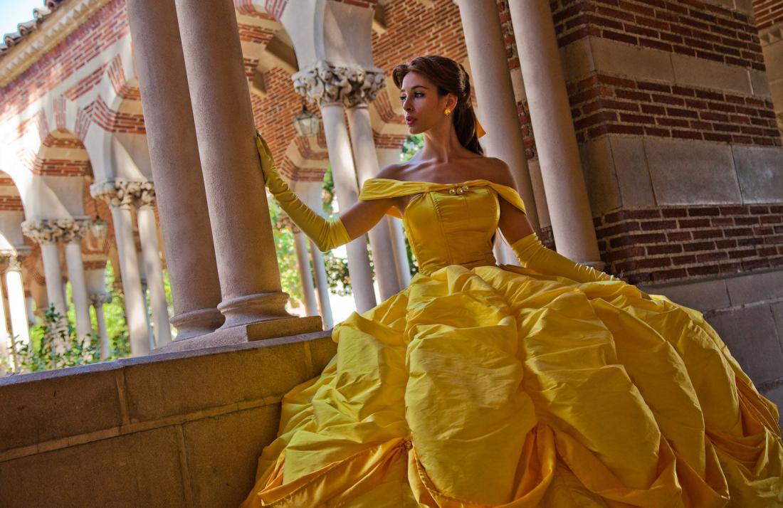 Принцесса в желтом платье. Белль в свадебном платье Дисней. Белль принцесса бал во Дворце. Белль в желтом платье.