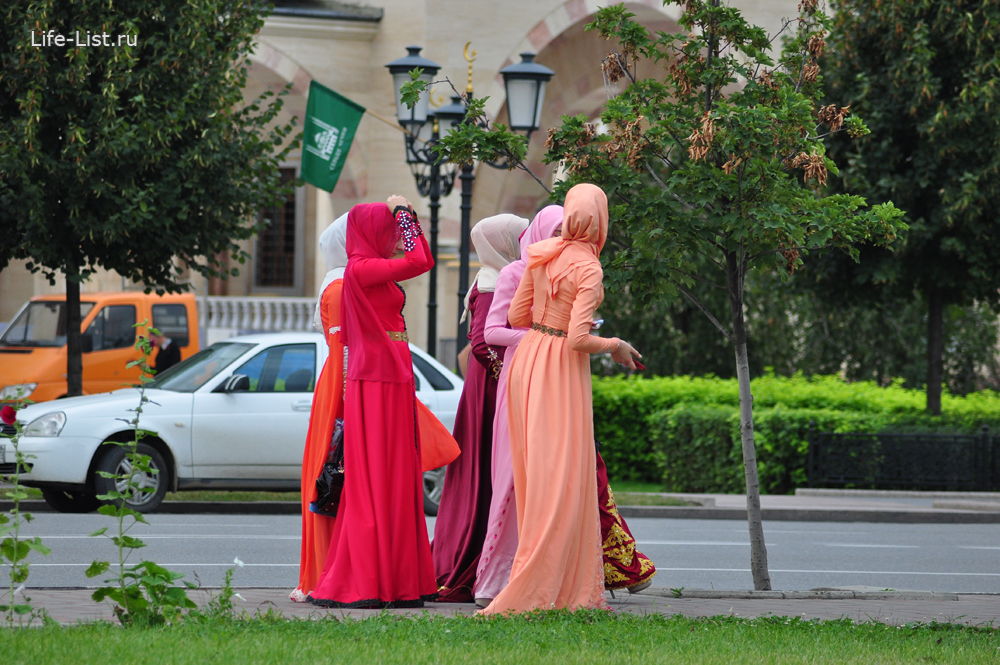 Русско чеченские девушки. Одежда чеченских женщин на улице. Чеченки на улицах Грозного. Грозный девушки на улице. В хиджабе на улице.