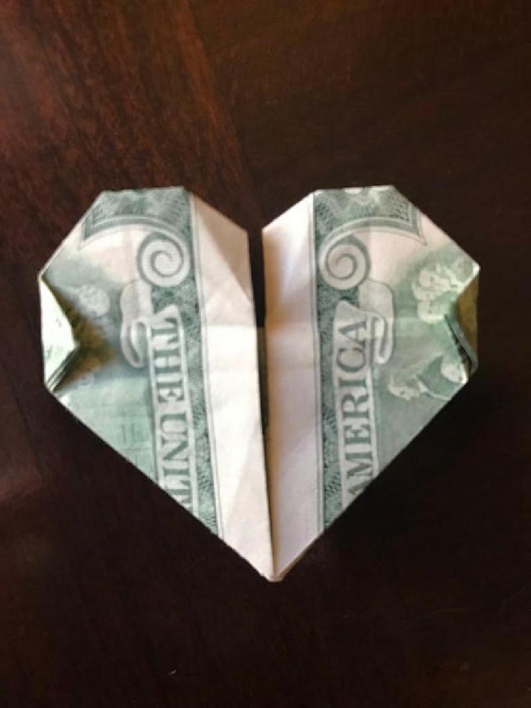 Сердце из денег. Сердце из купюры. Сердечко из купюры 100 рублей. Сердечко из денег. Оригами из денег сердце.