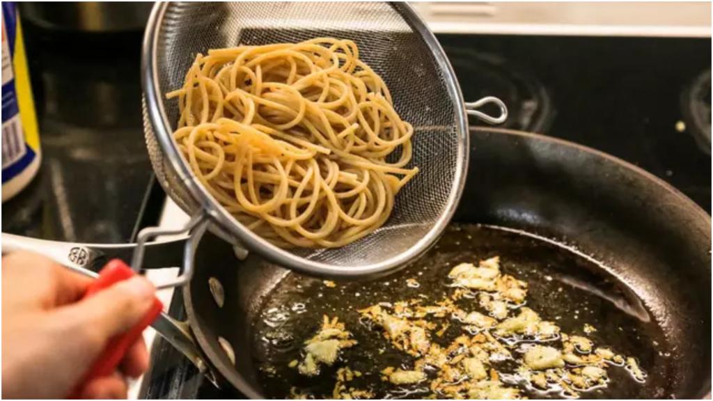 Можно ли пасту в пост. Паста от шефа. Как варить макароны чтобы они не слипались. Чтобы спагетти не горели. Как отварить вкусно макароны чтобы они не слипались.