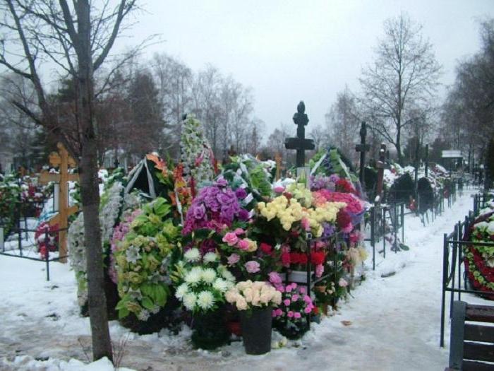 Похоронен юлии началовой. Троекуровское кладбище могила Юлии Началовой. Могила Валентины Толкуновой на Троекуровском кладбище.