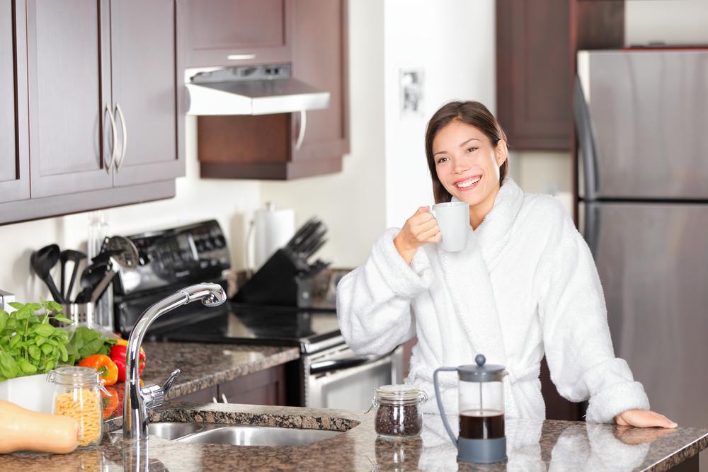 Мама в халате на кухне. Женщина на кухне утром. Женщина пьет кофе на кухне. Девушка пьет чай на кухне. Девушка пьет кофе на кухне.