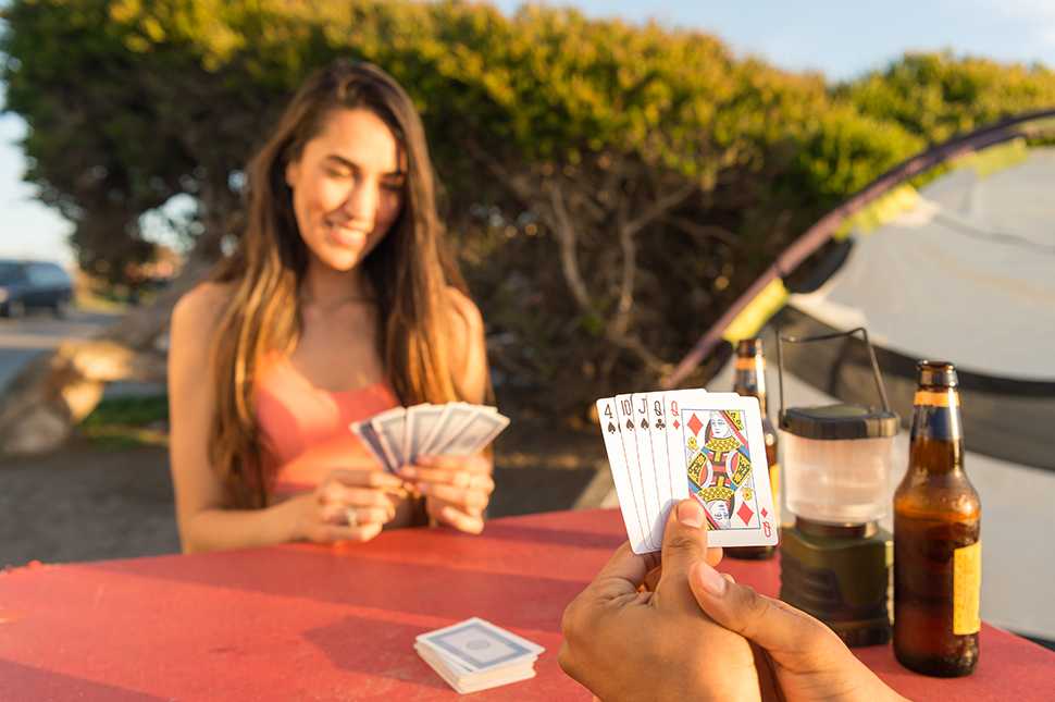 Девушки фото играют в карты на раздевание что такое коэффициент в букмекерской ставке