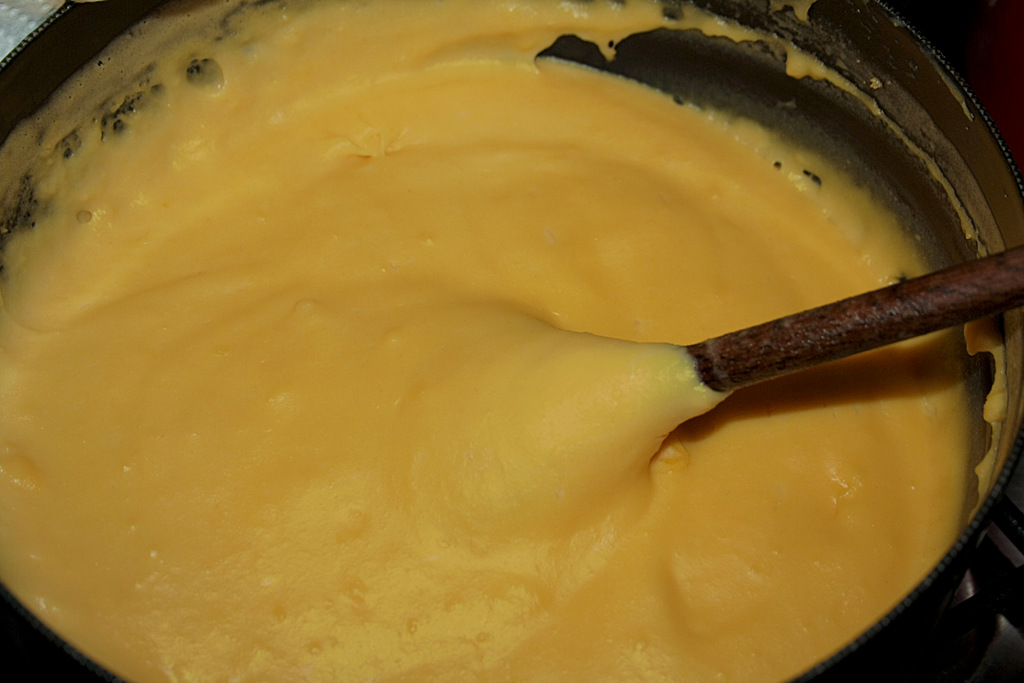 Торт из желтков. Крем для начинки торта из желтков. Смазать пирог молоком. Что делают из желтков и сахара.