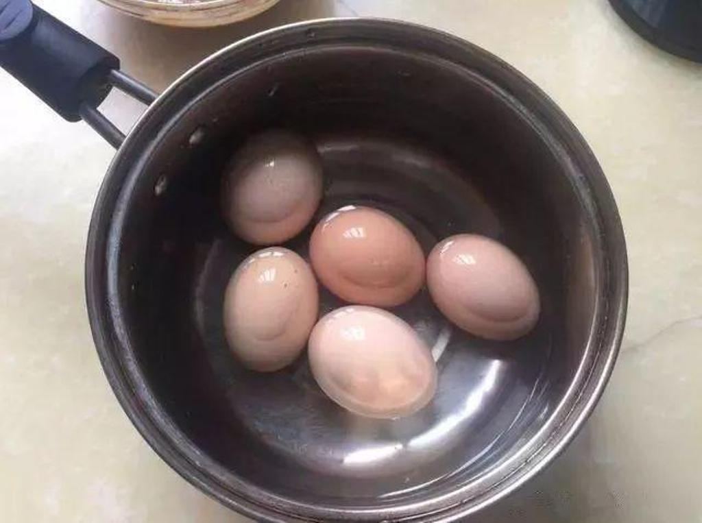 Яйцо в банке рецепт. Вареные яйца в банках. Варёное яйцо в походе. Подставка для вареного яйца. Яйца мужские в баночке.