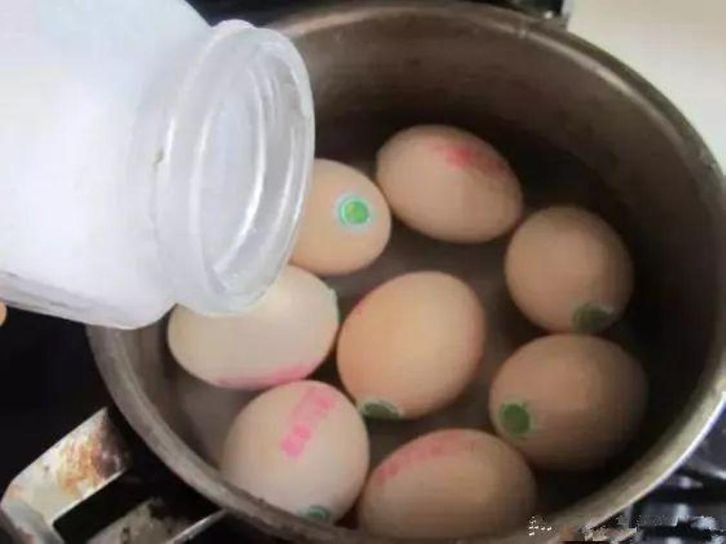 Почему в вареных яйцах вода. Яйцо растущее в воде. Держатель для варки яиц в кастрюле. Окунул яйца в пиво. Варёные яйца в моче Китай варёные.