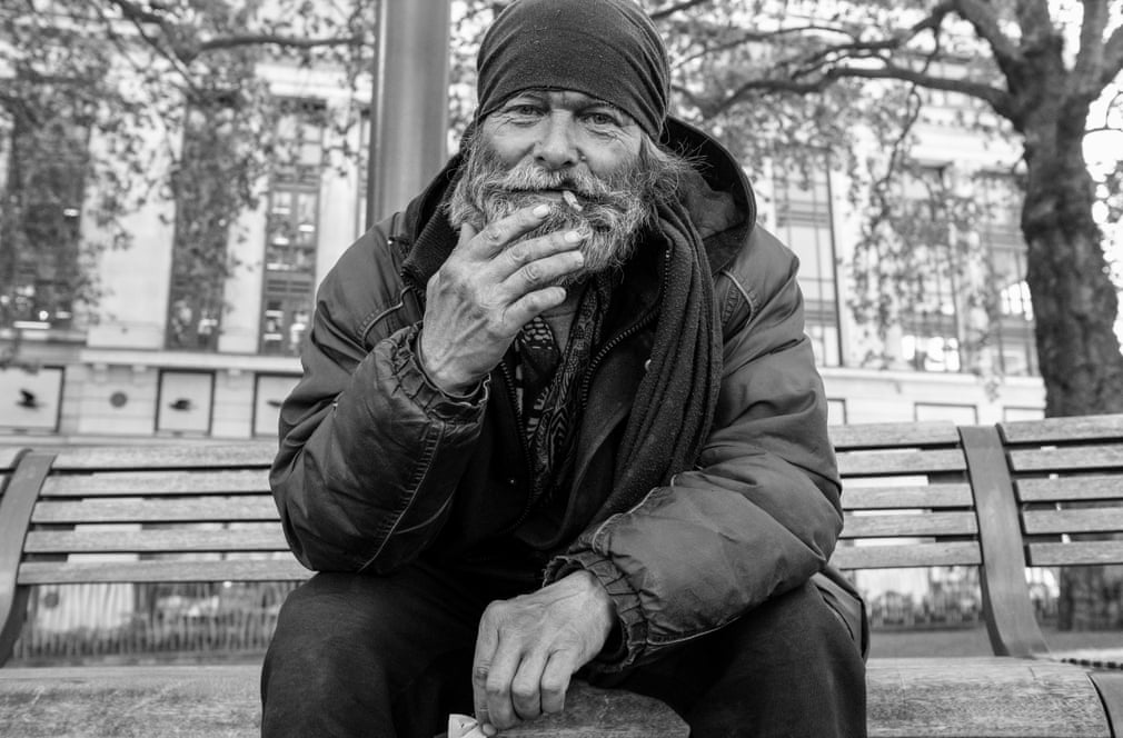 Старики бомжи. Бездомный Конгурджа 1972. Дедушка бомж. Бездомный старик. Бездомный парень.