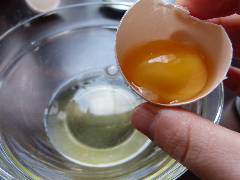 Смазывать яйца маслом. Шампунь с яичным желтком. Масло яичного желтка от рубцов. Фото масла из желтка. Яичные желтки с солью помогают от боли в суставах.