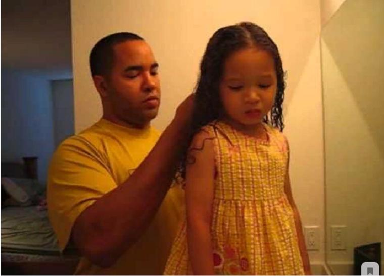 Отец и дочь негры волосы. Dad put his. Отец и дочь волосы