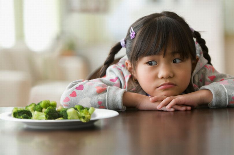 Аппетит после температуры. Потеря аппетита у детей. Эмоция голода для детей с фруктом. Lack of appetite in children.